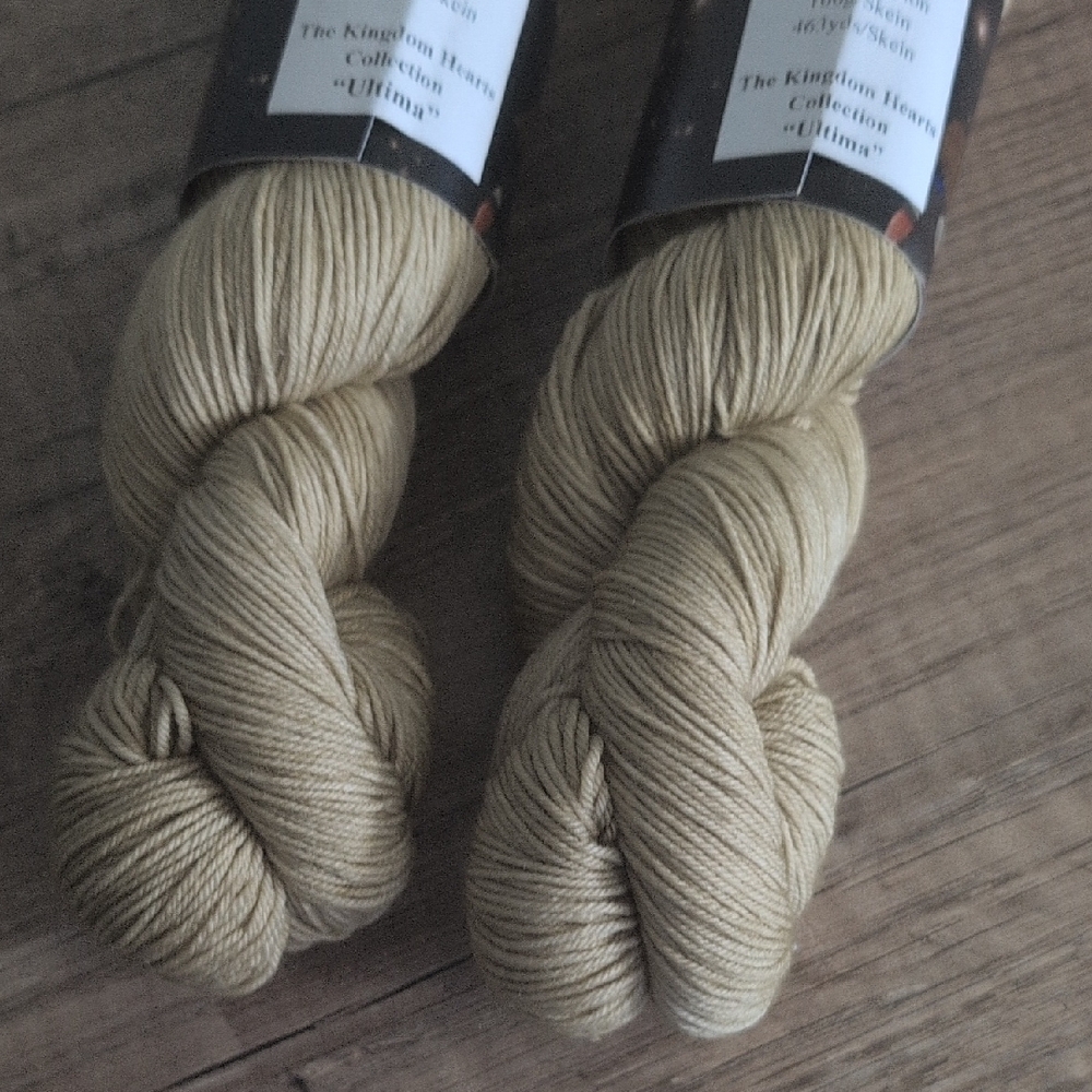 Set of 2 Skeins of Light Golden Fingering Weight Yarn - Picture 7 of 8